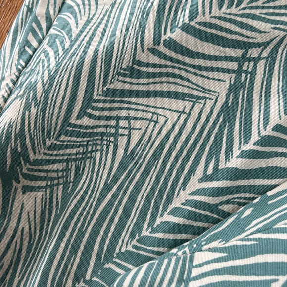 Talbots aqua tropical print ladies shorts. Size 18W Petite. Excellent condition - Picture 2 of 8